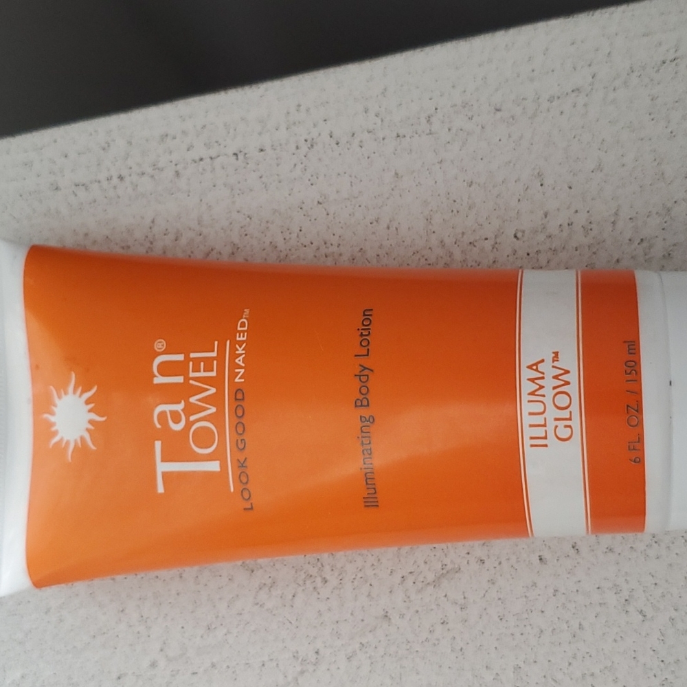 TAN TOWEL ILLUMINATING BODY LOTION